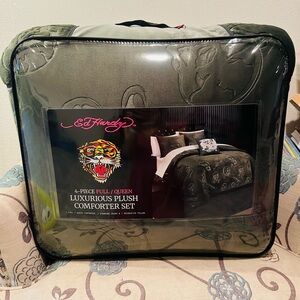 New Ed Hardy Luxurious Plush Comforter Set - Dark Green
